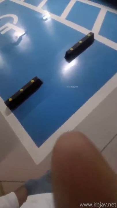 地下停车场楼梯间里一对小情侣搞刺激 露脸美女口活一流 最主要是乖巧听话