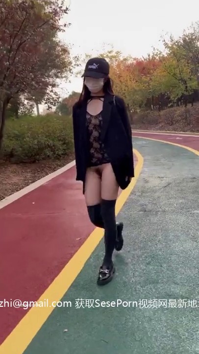 露出 今天天气不错 出来走一走 走在幸福道 做着开心事 妹子身材不错