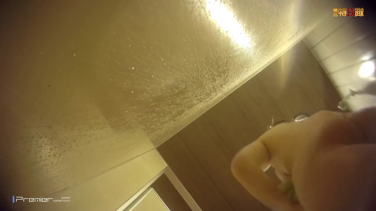 游泳馆女士淋浴间内部真实偸拍 飞机场PK大屁股 快要坐到镜头上了