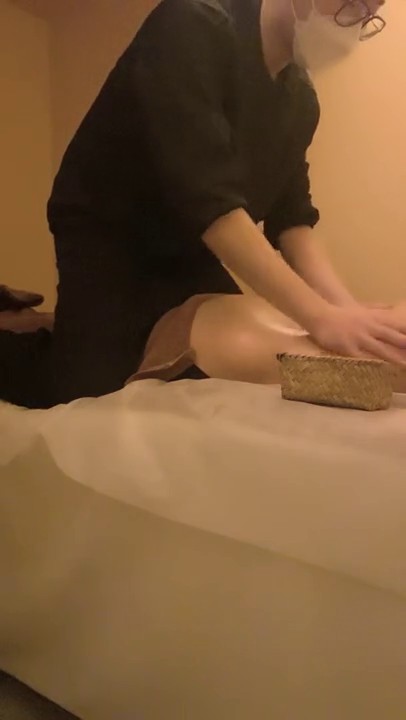 2022.12.28，【黛西老师】，真实SPA按摩店偷拍，眼镜小帅哥刚上岗，白虎跳蛋塞逼逼，骚姐姐真会享受1