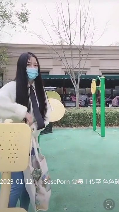 抖音美女主播 妈呀 我水壶水怎么流出来了 这次整尿失禁整到户外了 公园跟着阿姨练习撒尿功