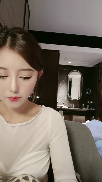 极品颜值女神露脸精彩直播大秀，说着最骚的情话勾引狼友，淫声荡语完美好身材，揉着奶子摸着逼，撸管推荐