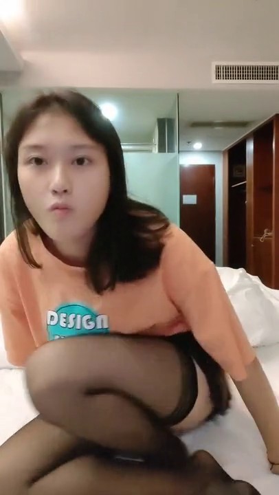 颜值不错的新人小妹全程露脸黑丝诱惑让小哥调教直播，口交大鸡巴，舔吃奶子抠着逼，激情爆草干菊花好疼刺激