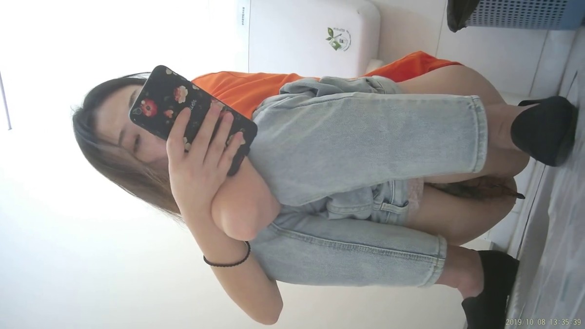 科技楼蹲守牛仔裤美女的小嫩B 这么长的B毛该修剪一下了