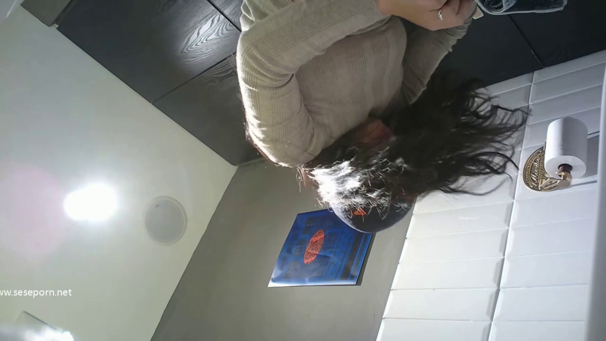 商场女厕刁钻角度偷窥背带裤美女的无毛小嫩鲍