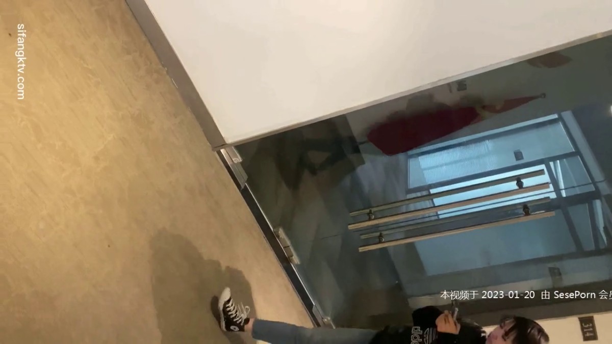 大神潜入办公楼女厕近距离偷拍多位美女同事尿尿