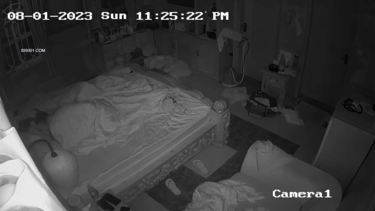 最新家庭摄像头破解 舔了半天逼还让老婆口几口 上去不到一分钟内射 旁边小孩一直在动貌似没有睡着 床咯吱咯吱不停响