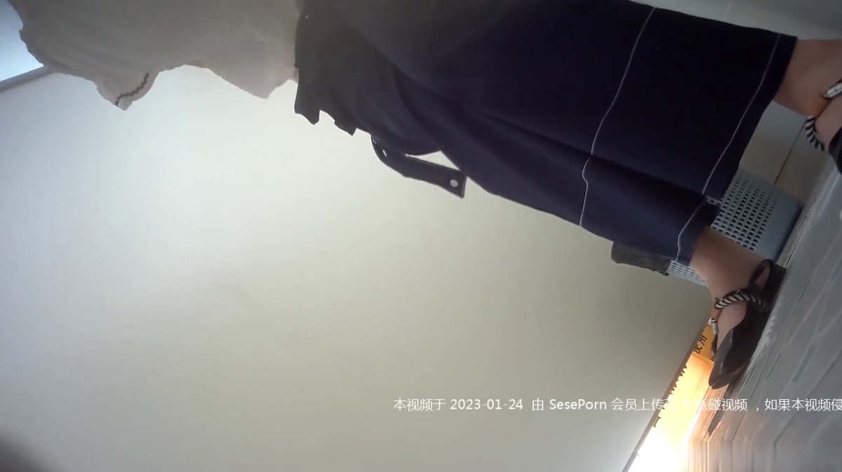 科技楼蹲守新来的美女实习生微微张开的鲍鱼