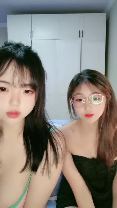 大奶尤物小姐妹全程露脸一起大秀给狼友发骚，互动情趣听指挥叫狼友爸爸，揉奶玩逼自慰撅着屁股给狼友看好骚