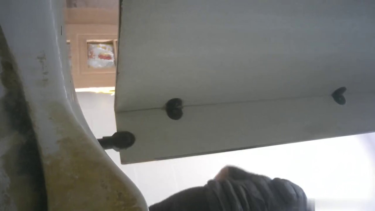 商场女厕全景偷拍几位年轻少妇的小黑鲍