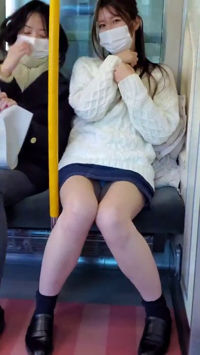 高铁极品坑闺蜜抄底！都是颜值不错的小姐姐们[4K超清无水原版]-1 (17)