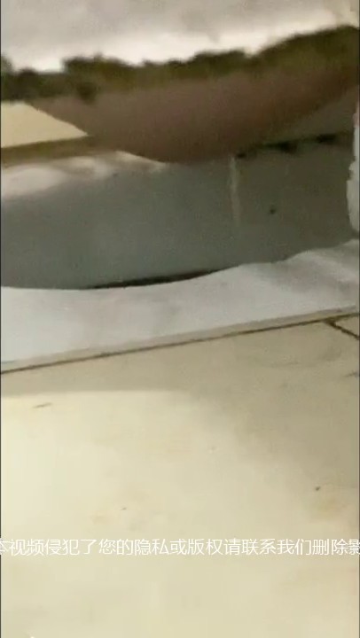 厕拍 偷拍干净小嫩b白带拉丝