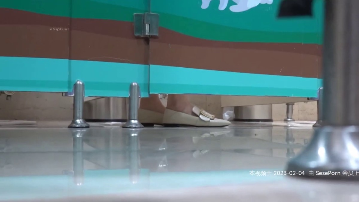 大胆坑神潜入商场儿童乐园女厕独占一个坑位隔板缝中连续偸拍多位小少妇大小便有极品馒头一线天-1 (1)