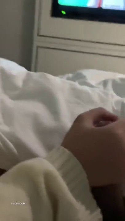 漂亮萝莉美眉 被偷偷摘了套套无套猛怼 呻吟不停 大奶子 粉鲍鱼