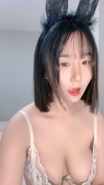 气质短发美少女！加大尺度道具自慰！柔软粉嫩大奶，特写视角振动棒插穴，在逼里搅动流白浆