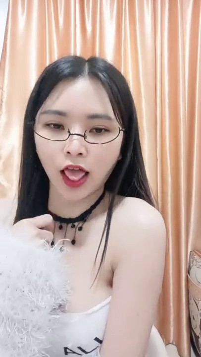 性感尤物骚御姐！拿着小皮鞭脱衣舞！难得双人操逼秀，吸吮吃大屌，主动骑乘位站立操逼