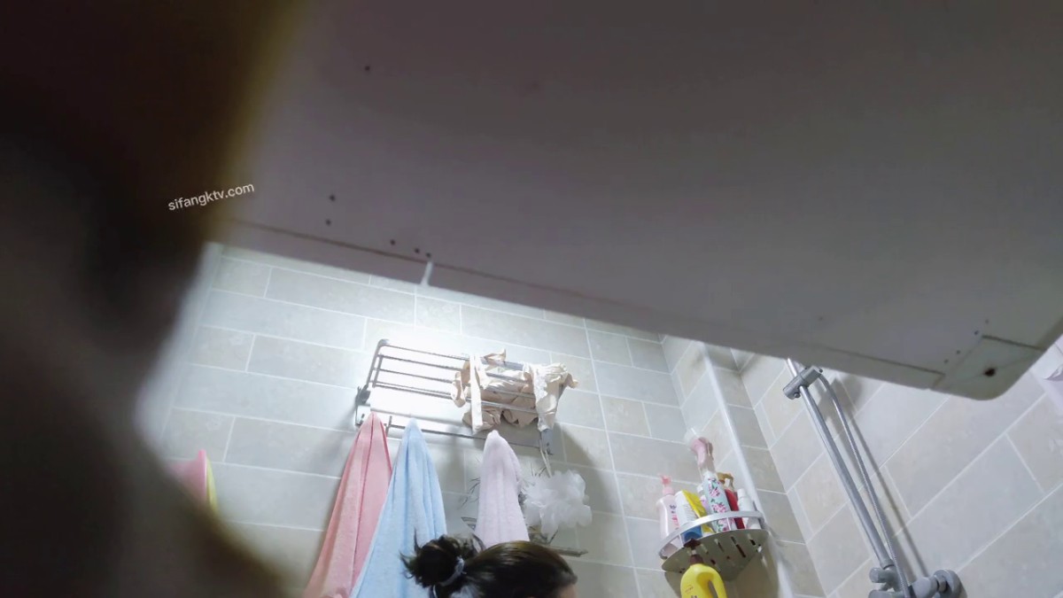 猥琐房东低价出租屋卫生间安装针孔 偸拍四位小姐姐洗澡~性感阴毛极品大波真的看硬了-1 (1)