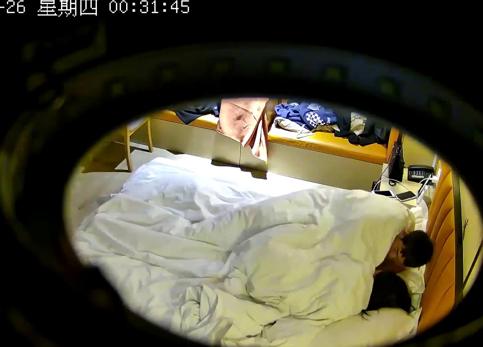 2023-1-27流出酒店偷拍 新台解密藏在顶灯摄像头偷拍两对情侣开房啪啪