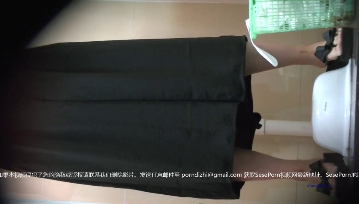 商场女厕全景偷窥气质美女的绝色小鲍