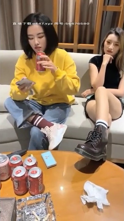 小年轻们的生活好性福好让人向往啊 约三个漂亮嫩嫩小美女到家里聚会嬉戏各种风情肉体啪啪狂插猛操【水印】