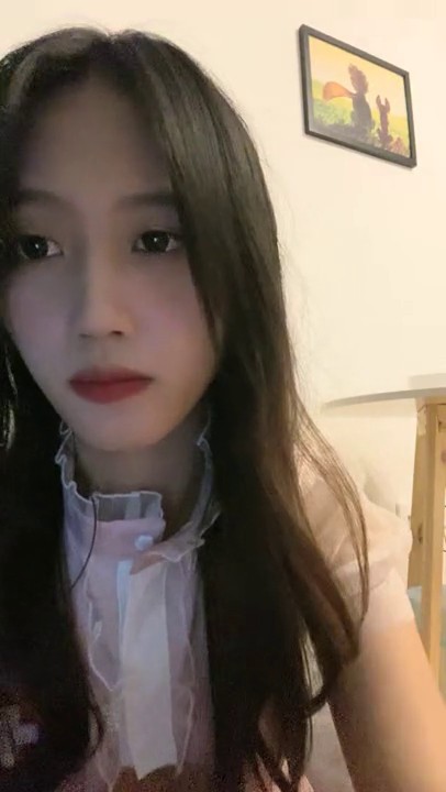 新人女仆装漂亮妹子，露脸手持镜头拍摄，特写蝴蝶逼手指揉痘痘自慰