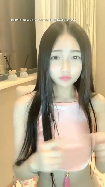 软又又苗条身材萌妹子香肠跳蛋自慰，翘屁股特写跳蛋拉扯香肠抽插粉穴