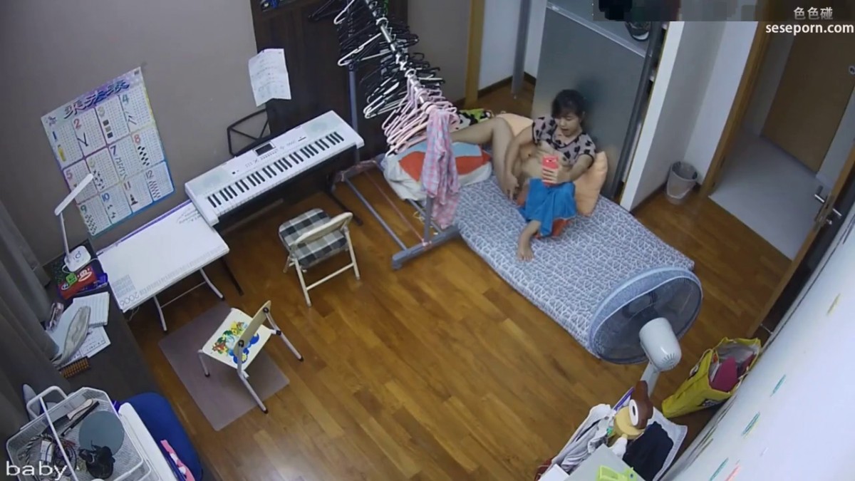 家庭网络摄像头TP妹子练完琴和男友手机视频自慰给对方看