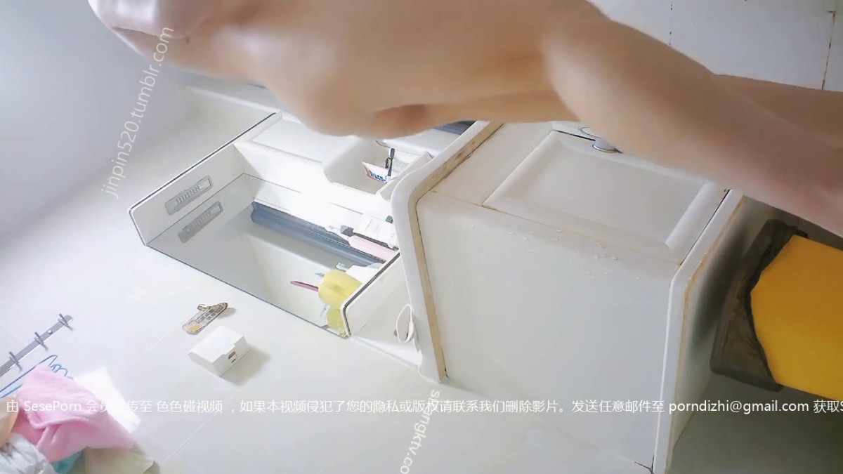 大神坑妹子第五季！公寓、家庭浴室、出租屋针孔多机位偸窥妹子洗澡极品多多+游泳馆淋浴间 (1)