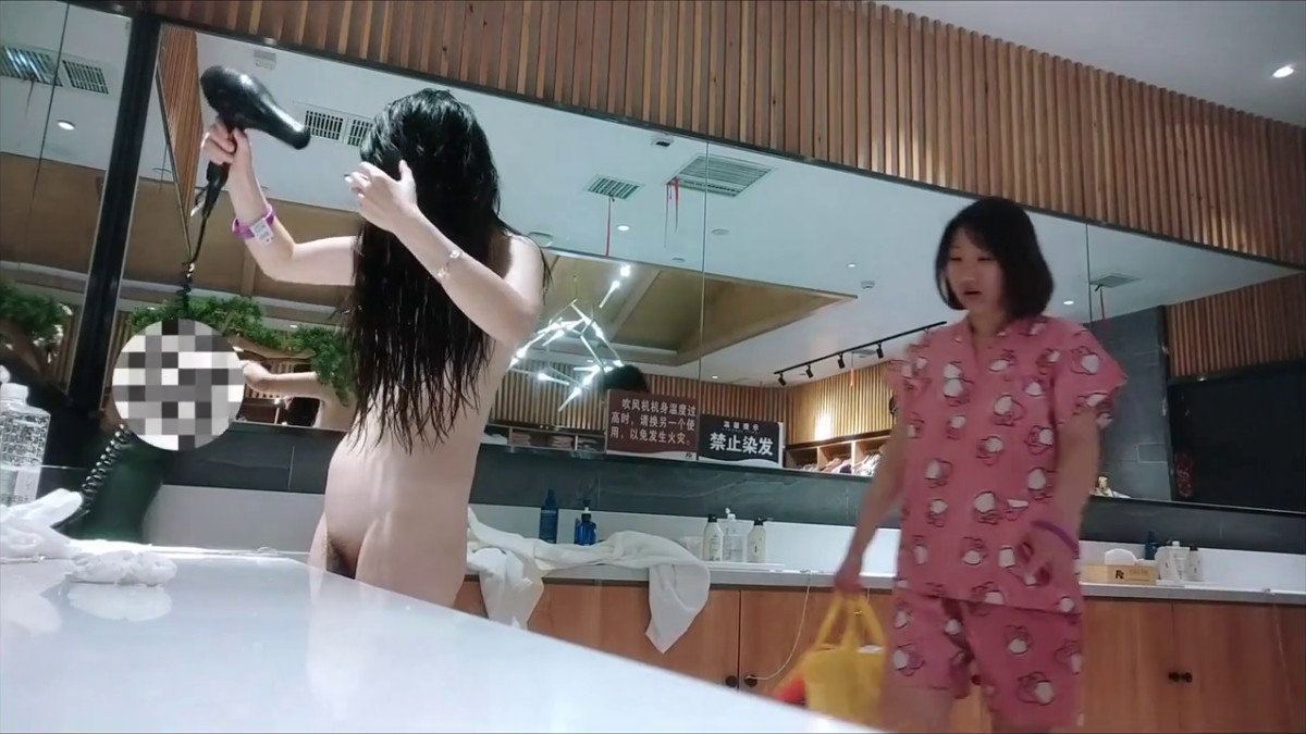 二月私房最新流出 重磅稀缺大神高价雇人潜入 国内洗浴会所偷拍第13期（3）超级年轻的大奶子小妹妹搭着毛巾路过