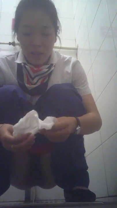 国内厕拍大神冒充维修工潜入 银行员工女厕偷放设备正面全景偷拍美女尿尿