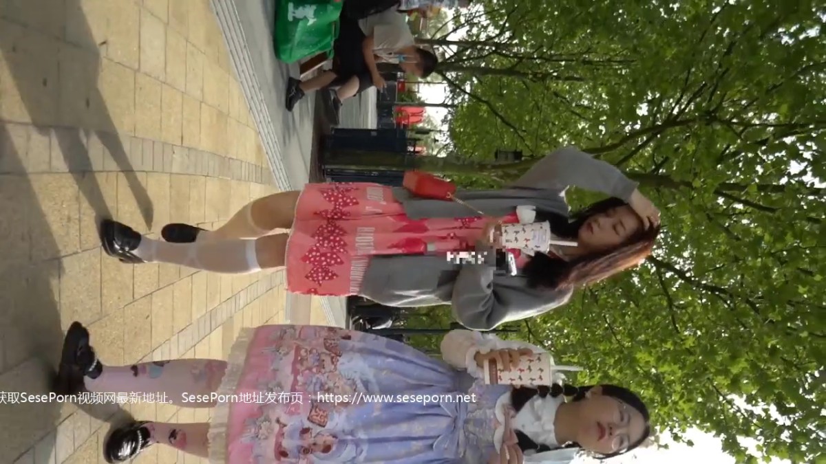 偷拍大神尾随偷拍 几个美女裙底风光少妇带孩子买玩具牛仔裙丁字裤弯腰露毛