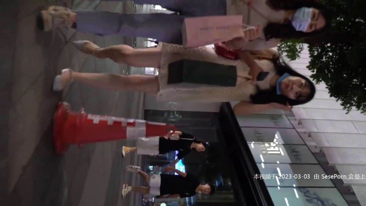 YC商场抄底白纱裙银高跟丽人 弯腰时透明内露出屁股缝和几根毛