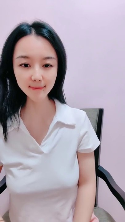 甜甜的小少妇露脸镜头前发骚，听狼友指挥脱光了揉奶自慰骚穴，搞的骚逼好多水洗澡诱惑冲一冲淫声荡语不断