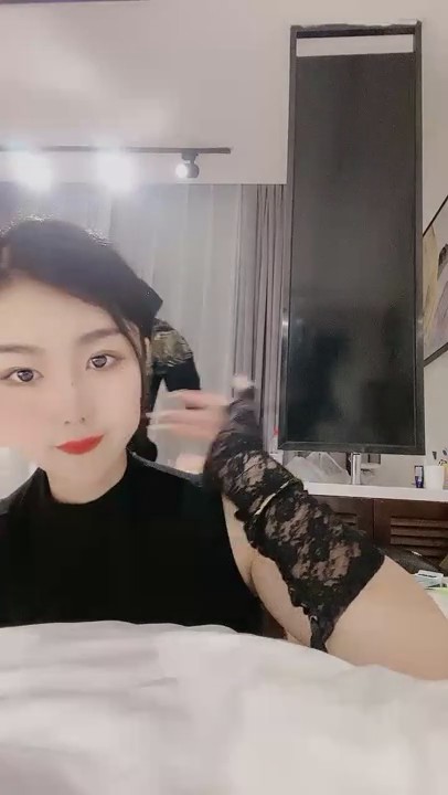 大奶网红美女！撩起衣服性感内衣！按着脑袋插嘴，多毛骚穴骑乘位