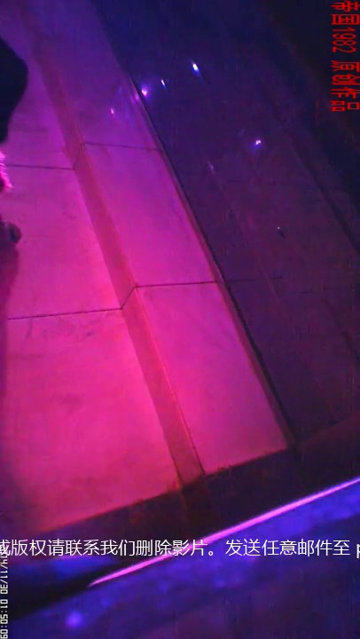 经典神作！夜场酒吧女厕正面镜头偸拍各种时尚小姐姐方便 (29)