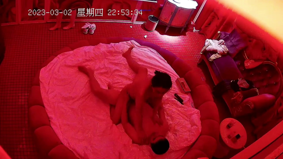 2023-3-2新流出情趣酒店豪华套房偷拍 胖哥晚班后幽会单位少妇女同事草完逼赶着回家