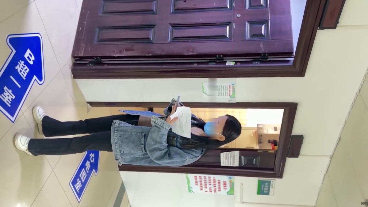 厕拍大神潜入医院女厕偷拍 要憋尿做B超的妹子做完后来厕所开闸泄洪