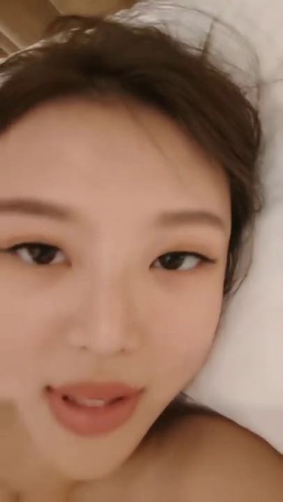 花臂纹身新人靓女！苗条身材大长腿！埋头吃屌骑乘位爆操，被炮友尽情输出，多毛嫩穴特写