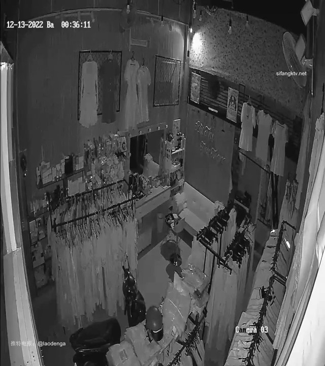 最新流出黑客破解摄像头偷拍 服装店小姐姐日常试衣及跟男友打烊后在店内啪啪(new)