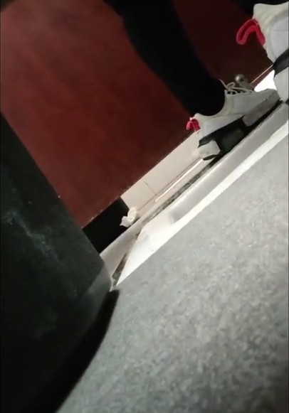 私房最新流出厕拍新品 海带大神高颜值厕拍美女如云脸照同框极品颜值白色靴子短裙美女大号-S04-双镜头黄衣服口罩妹子_