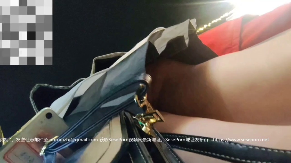 cd双内裤的妹子，妹子可能以前被人抄过 警觉性超高，眼睛总是到处喵