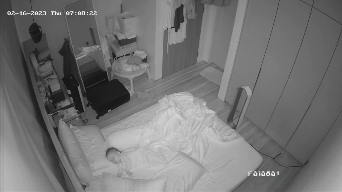 黑客破解家庭网络摄像头偷拍 正值狼虎之年夫妻房事媳妇被舔的时候估计是爽感上头一直手揉着自己的葡萄3