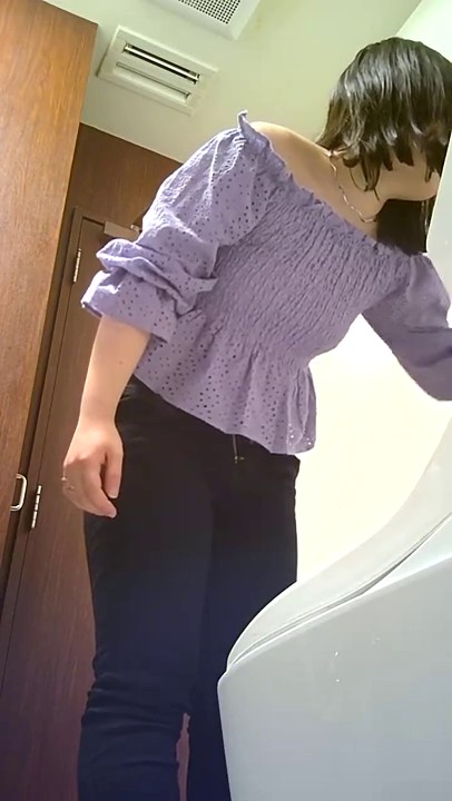 商场女厕全景偷拍20多位时尚小姐姐尿尿 身材相貌绝佳2