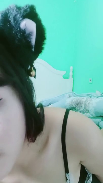 新人下海乖乖的小野猫，黑丝露脸颜值不错的女仆诱惑，自慰骚穴道具抽插，浪叫呻吟不止