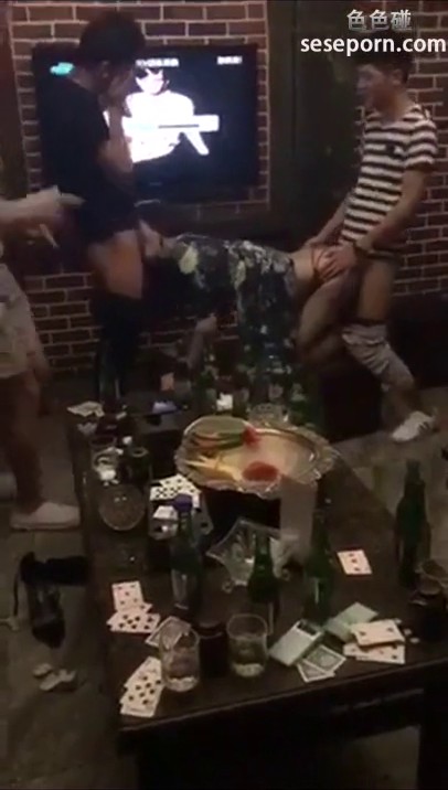 【网曝门事件】全网都知道李X雪与郑X皓分手了 美女KTV喝醉前口后入式疯狂3P 抖音短视频曝光 附微信完整对话