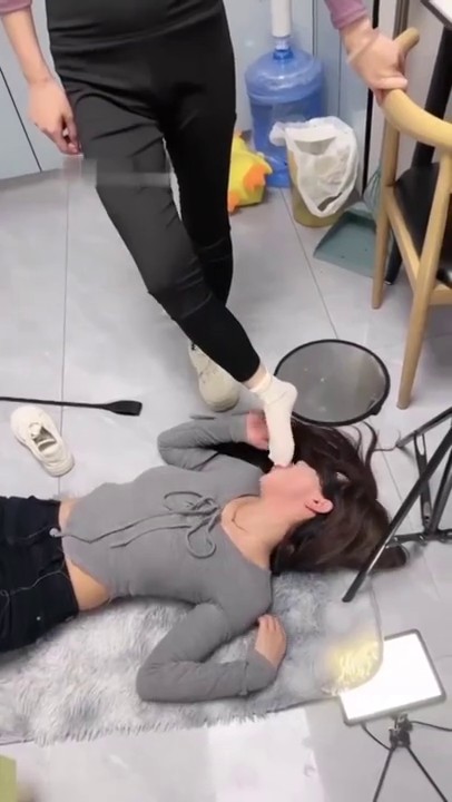 【调教女王】虐待女同性恋女奴舌吻，舔完脚在唾液舌吻，不信你不射