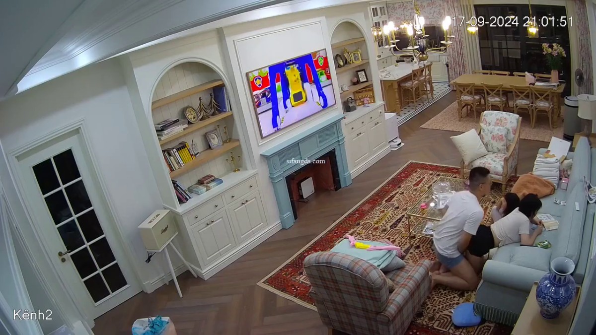 -黑客破解家庭网络摄像头偷拍 一对很放肆的夫妻在客厅当着孩子的面做爱