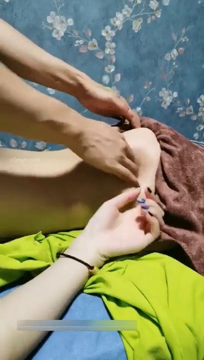 坑爹男技师偷拍【私处保健直播】上面卫生检查停播了几天迎来个年轻苗条少妇