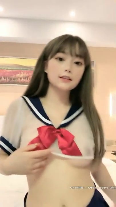 长相甜美高颜值极品萌妹子小尺度浴室洗澡道具自慰，情趣装穿上揉搓震动棒摩擦呻吟娇喘