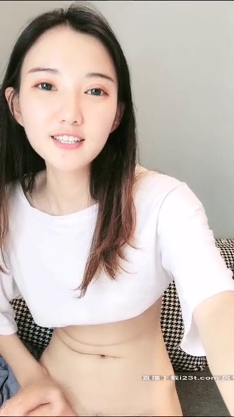 这么纯的女生都下海了，纯得有初恋般的感觉呀，虽然身材偏瘦但是奶子不小，该有肉的地方都有，清纯初恋型的小脸蛋